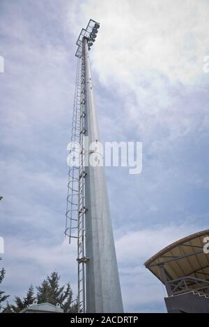 Pilier met le bleu ciel . lampadaire , Industrie de l'électricité, de la lumière ou l'éclairage du stade sportif isolé sur fond bleu.Stadium Tour feux Banque D'Images