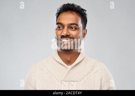 L'homme indien en chandail tricoté sur fond gris Banque D'Images