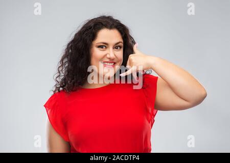 Happy woman showing geste d'appels téléphoniques Banque D'Images