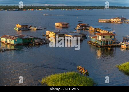 Maisons de natation sur le lac Tefé, petite ville de Tefé sur SolimoesRiver, Amazon, dans le Nord de l'État natal, l'Amérique latine Banque D'Images