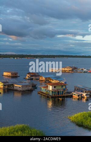 Maisons de natation sur le lac Tefé, petite ville de Tefé sur SolimoesRiver, Amazon, dans le Nord de l'État natal, l'Amérique latine Banque D'Images