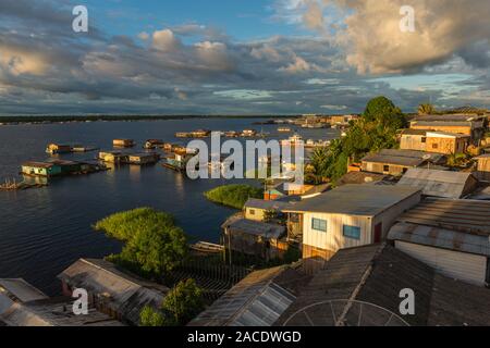 Ville de Tefé vives sur le lac Tefé, Amazona, Rivière du Nord, de l'État amazonien Brasilia, l'Amérique latine Banque D'Images