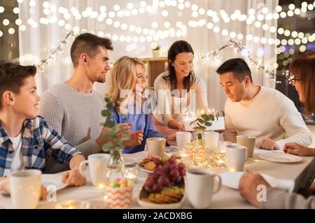 Happy Family Birthday party at home Banque D'Images