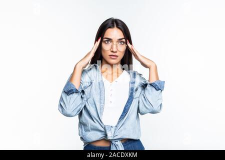 Femme penser avec les mains sur l'ion tête fond blanc Banque D'Images