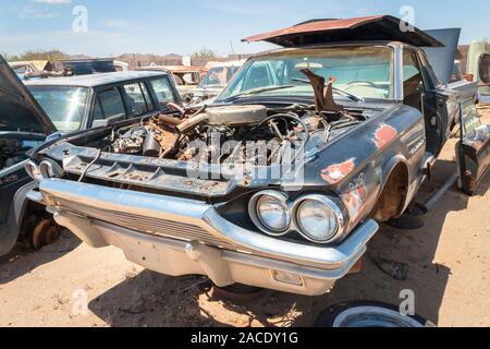 Abandonné Rusty 1960s ford thunderbird dans une cour de junk dans le désert près de Phoenix Arizona USA Banque D'Images