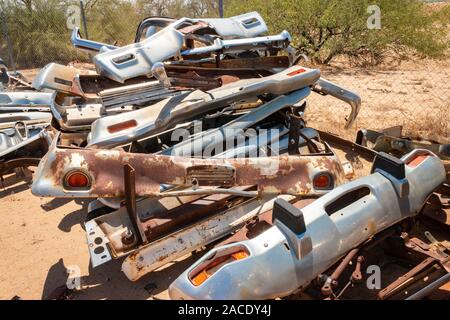 Garde-boue chromé de pare-chocs dans un parc à ferrailles dans le désert près de Phoenix Arizona USA Banque D'Images
