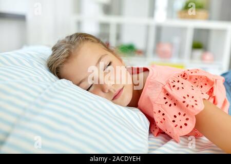 Petite fille dormir dans sa chambre à la maison Banque D'Images