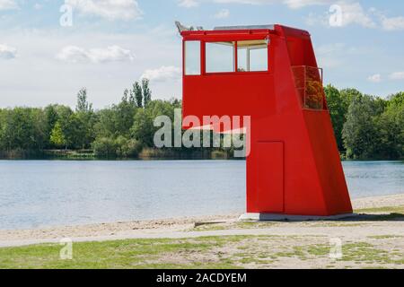 Rouge vibrant lifeguard station ou tour à Lac de baignade en Allemagne Banque D'Images