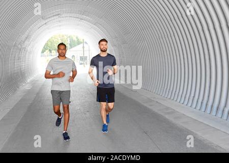 Les jeunes hommes ou des amis en marche en plein air Banque D'Images