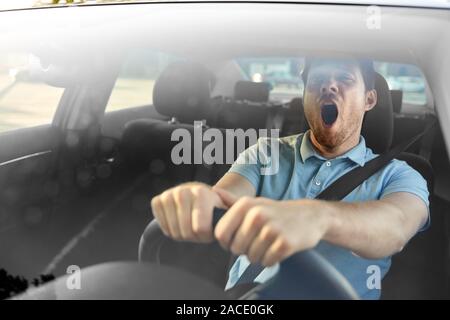 Fatigué sleepy man ou driver voiture et bâillements Banque D'Images