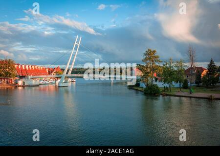 Passerelle pour piétons à Mikolajki. Mikolajki, Warmian-Masurian, Pologne. Banque D'Images