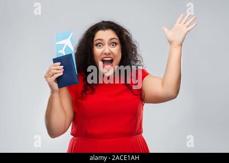 Femme heureuse avec passeport et billet d'air Banque D'Images