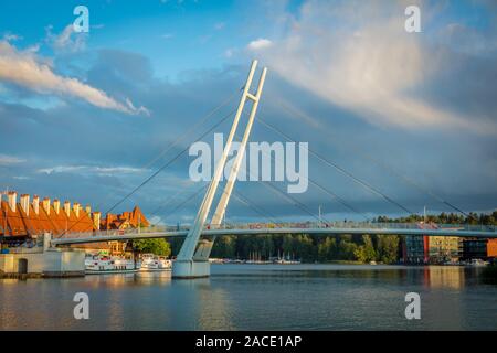 Passerelle pour piétons à Mikolajki. Mikolajki, Warmian-Masurian, Pologne. Banque D'Images