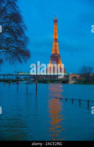 Inondation à Paris de nuit Banque D'Images