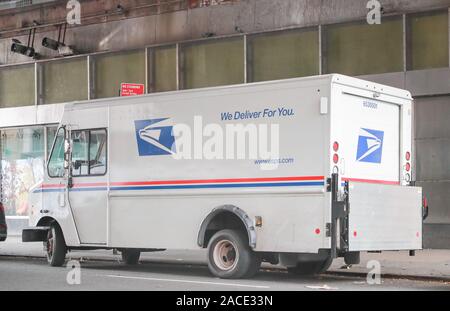 New York le 28 Novembre 2019 Bureau de poste : USPS Mail Trucks à New York. Le bureau de poste est chargé d'assurer la livraison du courrier IV - Droit Banque D'Images