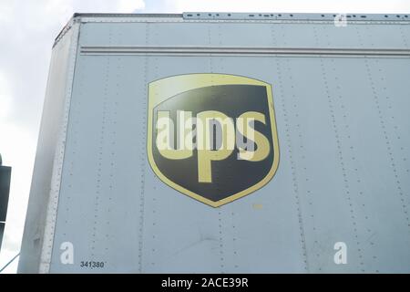New York le 28 novembre 2019 : UPS Truck garé sur le côté de la route. United Parcel Service est la plus importante entreprise de livraison de colis. - Image Banque D'Images