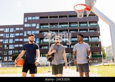 Groupe d'amis pour aller jouer au basket-ball Banque D'Images