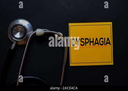 Texte sur la dysphagie post-it. Vue de dessus isolé sur fond noir. Concept de soins santé/médecine Banque D'Images