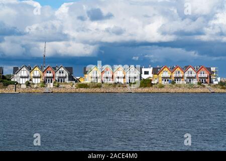 Une rangée de maisons colorées au bord de l'eau Banque D'Images