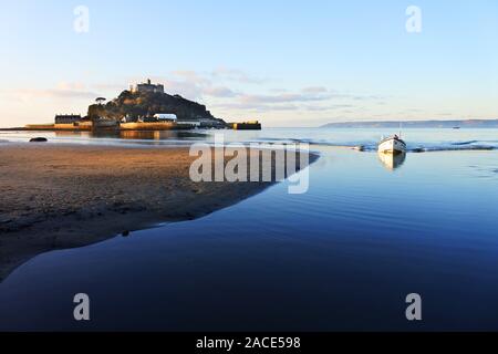 Un traversier arrivant à recueillir les visiteurs et le personnel pour leur transport vers le Mont Saint Michel à marée haute, Marazion, Cornwall, UK - John Gollop Banque D'Images