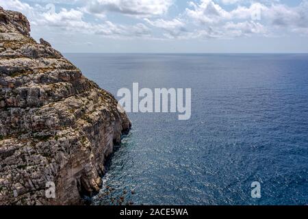 Falaise abrupte menant à la mer Méditerranée dans le sud de Malte. Banque D'Images