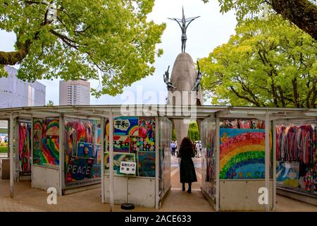 Grues de papier faites par les enfants sur l'affichage à la Children's Peace Monument, Parc de la paix, Hiroshima, Japon Banque D'Images