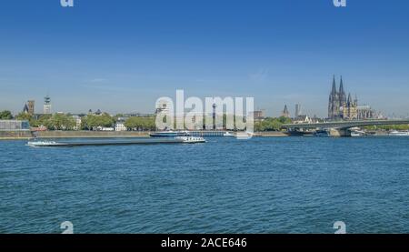 Kölner Stadtpanorama mit Dom, Altstadt, pont Deutzer Brücke, Rhein, Köln, Nordrhein-Westfalen, Deutschland Banque D'Images