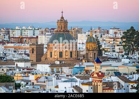 Vue vers l'ÉGLISE SAN LUIS DE LOS FRANCESES, DANS LA VIEILLE VILLE DE SÉVILLE, Andalousie, Espagne Banque D'Images