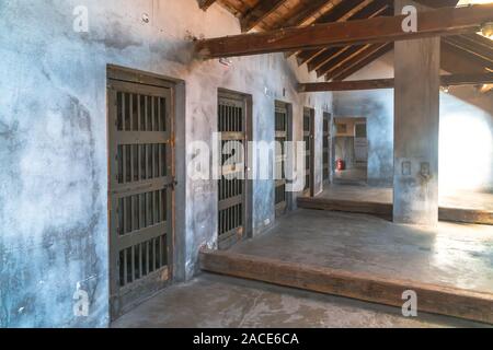 NIS, Serbie - 9 août 2019 : Cellules de prison en camp de concentration de la Croix-Rouge, camp de transit de la Seconde Guerre mondiale par les Nazis. Banque D'Images