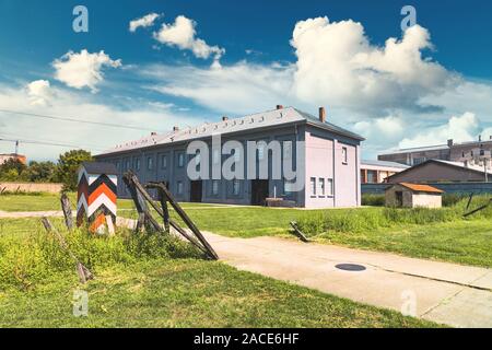 NIS, Serbie - 9 août 2019 : Cellules de prison en camp de concentration de la Croix-Rouge, camp de transit de la Seconde Guerre mondiale par les Nazis. Banque D'Images