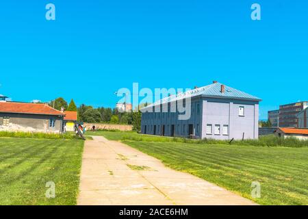 NIS, Serbie - 9 août 2019 : Cellules de prison en camp de concentration de la Croix-Rouge, camp de transit de la Seconde Guerre mondiale par les Nazis. Banque D'Images