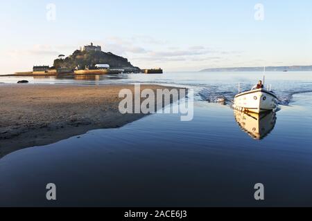 Un traversier arrivant à recueillir les visiteurs et le personnel pour leur transport vers le Mont Saint Michel à marée haute, Marazion, Cornwall, UK - John Gollop Banque D'Images