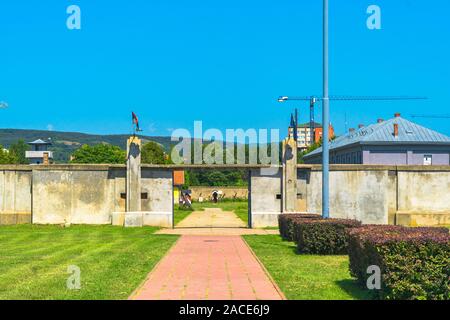NIS, Serbie - 9 août 2019 : Cellules de prison en camp de concentration de la Croix-Rouge, camp de transit de la Seconde Guerre mondiale par les Nazis. Banque D'Images