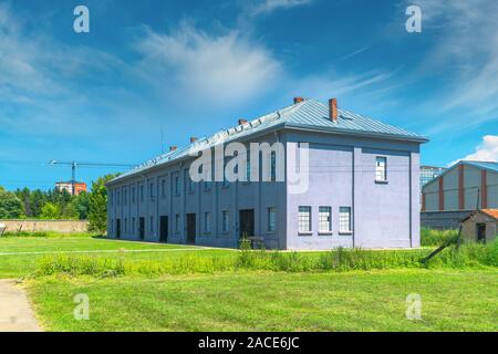 NIS, Serbie - 9 août 2019 : Cellules de prison en camp de concentration de la Croix-Rouge, camp de transit de la Seconde Guerre mondiale par les Nazis. Banque D'Images