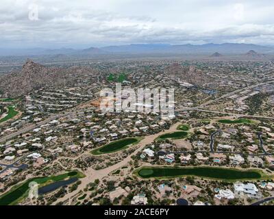 Vue aérienne au-dessus du terrain de golf et des maisons de luxe à Scottsdale, Phoenix, Arizona Banque D'Images