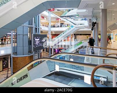 Escaliers mécaniques à l'intérieur les Princes Quay Shopping Centre, Hull, North Yorkshire, England UK Banque D'Images