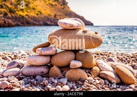 Abstract animal sculptures en pierres plates sur la plage. L'équilibrage de la pierre est l'art de la discipline, ou un passe-temps dans les roches qui naturellement en équilibre sur top o Banque D'Images