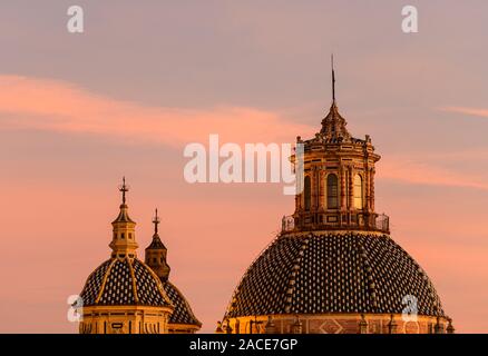 Trois DÔMES AU SOMMET DE STYLE BAROQUE IGLESIA DE SAN LUIS DE LOS FRANCESES, Séville, ESPAGNE Banque D'Images