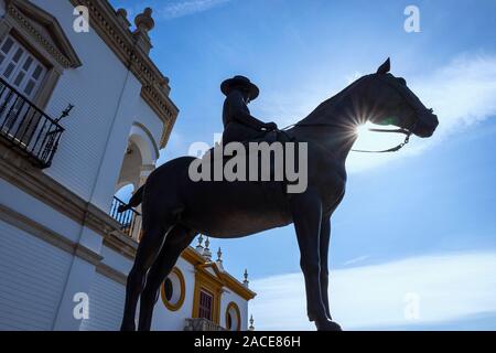 Statue équestre de Augusta Senora Condesa de Barcelone, en face de la Plaza de Toros, Sevile, Espagne Banque D'Images