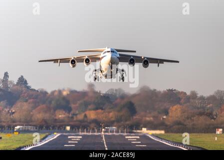 RAF Northolt est une station de la Royal Air Force dans la région de South Ruislip, Hillingdon, London, UK. 32 146 CC1 BAe de l'Escadron de transport VIP jet ZE700 qui décolle Banque D'Images