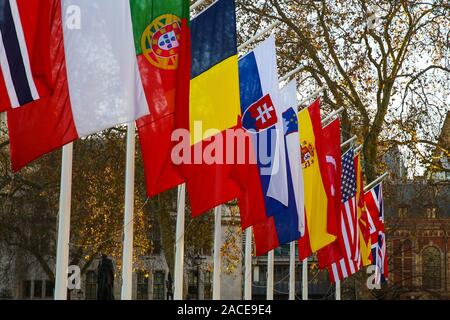 Drapeaux des pays membres de l'accrocher à la place du Parlement avant le sommet de l'OTAN à Londres en tant que pays de l'OTAN' chefs d'états et de gouvernement se réunissent à Londres pour une réunion de deux jours du Grove Hôtel près de Watford. Banque D'Images