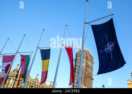 Drapeaux des pays membres de l'accrocher à la place du Parlement avant le sommet de l'OTAN à Londres en tant que pays de l'OTAN' chefs d'états et de gouvernement se réunissent à Londres pour une réunion de deux jours du Grove Hôtel près de Watford. Banque D'Images