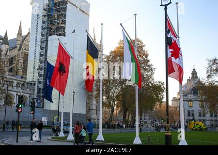 Drapeaux des pays membres de l'accrocher à la place du Parlement avant le sommet de l'OTAN à Londres en tant que pays de l'OTAN' chefs d'états et de gouvernement se réunissent à Londres pour une réunion de deux jours du Grove Hôtel près de Watford. Banque D'Images