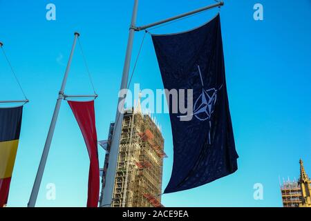 Drapeaux des pays membres de l'accrocher à la place du Parlement avant le sommet de l'OTAN à Londres en tant que pays de l'OTAN' chefs d'états et de gouvernement se réunissent à Londres pour une réunion de deux jours du Grove Hôtel près de Watford. Banque D'Images