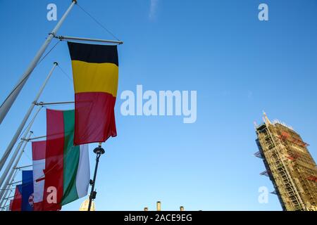 Drapeaux des pays membres de l'accrocher à la place du Parlement avant le sommet de l'OTAN à Londres en tant que pays de l'OTAN' chefs d'états et de gouvernement se réunissent à Londres pour une réunion de deux jours du Grove Hôtel près de Watford. Banque D'Images