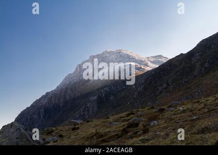 La lumière du matin sur le pic enneigé des rives du lac de Tryfan ou Llyn Idwal. Le parc national de Snowdonia, Gwynedd, Pays de Galles, Royaume-Uni. paysage. Banque D'Images