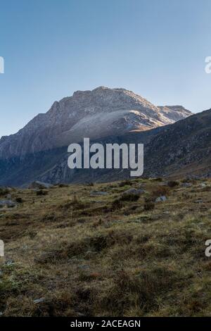 La lumière du matin sur le pic enneigé des rives du lac de Tryfan ou Llyn Idwal. Le parc national de Snowdonia, Gwynedd, Pays de Galles, Royaume-Uni. portrait. Banque D'Images