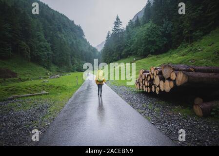 Femme randonnée sur la route dans les Alpes d'Appenzell, Suisse Banque D'Images