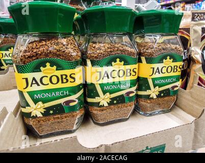 Samara, Russie - 30 novembre 2019 : Café Jacobs Monarch sur les tablettes à l'épicerie Banque D'Images