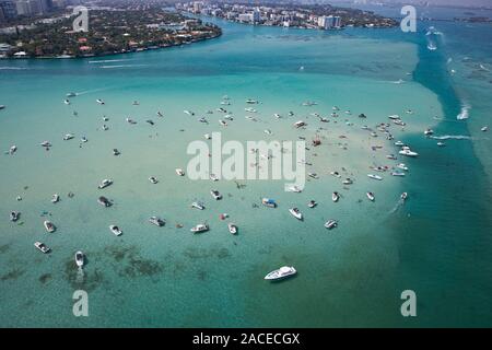 Vue aérienne des bateaux en mer à Miami, Floride, États-Unis Banque D'Images